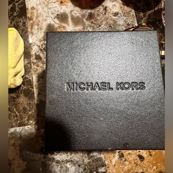 Mk watch preloved great condition. With box - Picture 6 of 6